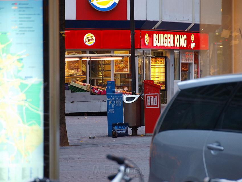 Herrenlose Einkaufstuete gesprengt Koeln Schildergasse P312.JPG